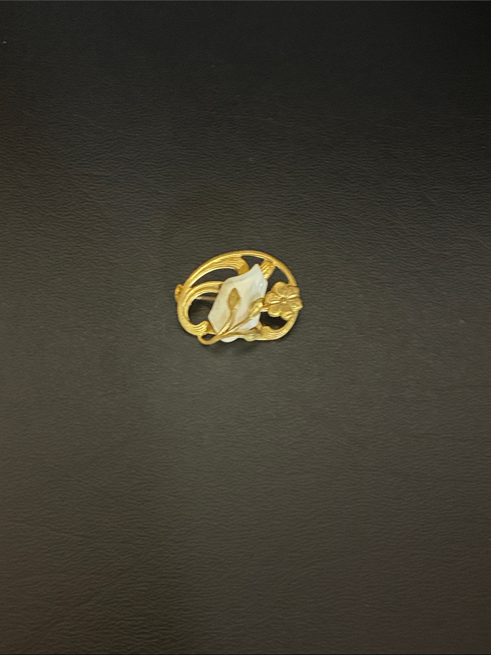 1940s gold toned pearl pin